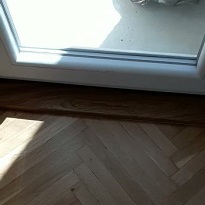 dokladanie parkiet k balkónovým dverám