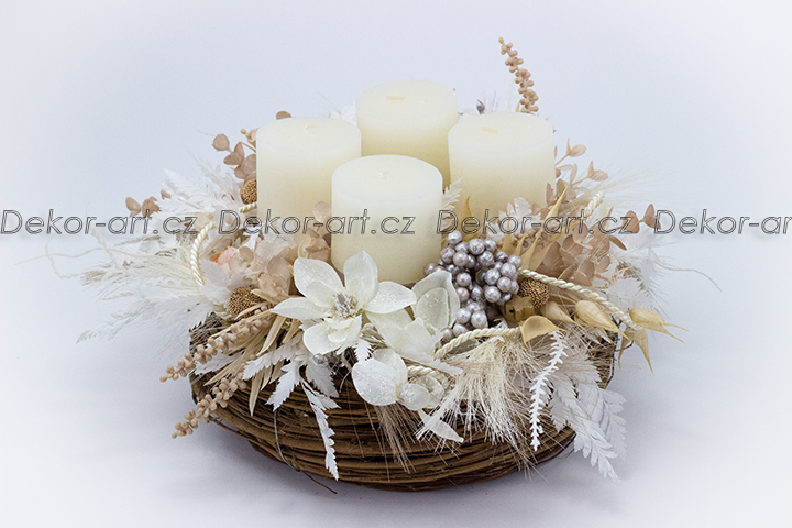 Adventním svícnem v boho stylu s krásnými květy a rustikálními svíčkami