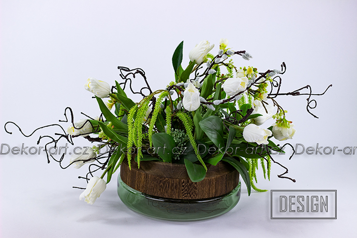 Velká jarní květinová dekorace s tulipány v designové váze