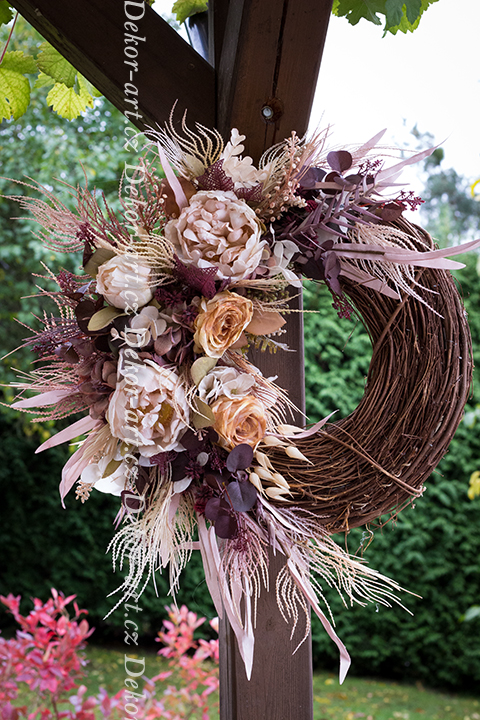 Bohatě zdobený věnec z přírodního proutí v elegantním boho stylu