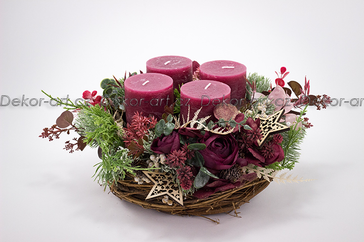 Adventním svícnem na stůl v tradičním, přírodním stylu.