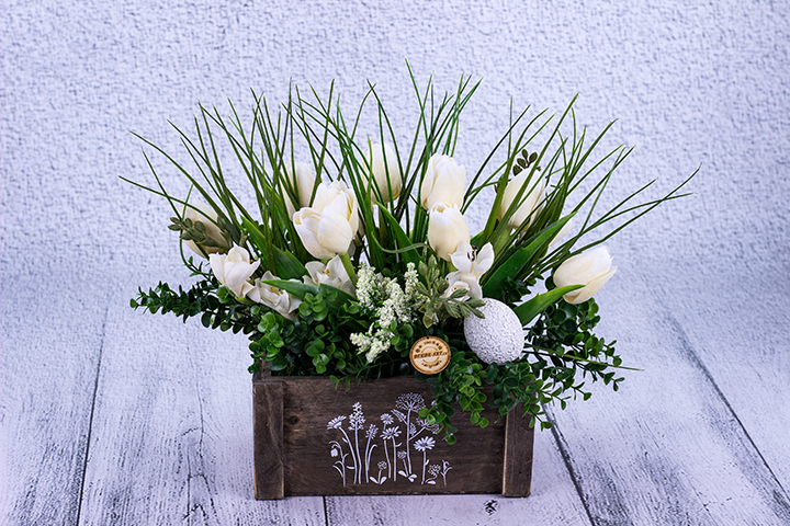Jaro v dřevěném truhlíku s bílými tulipány