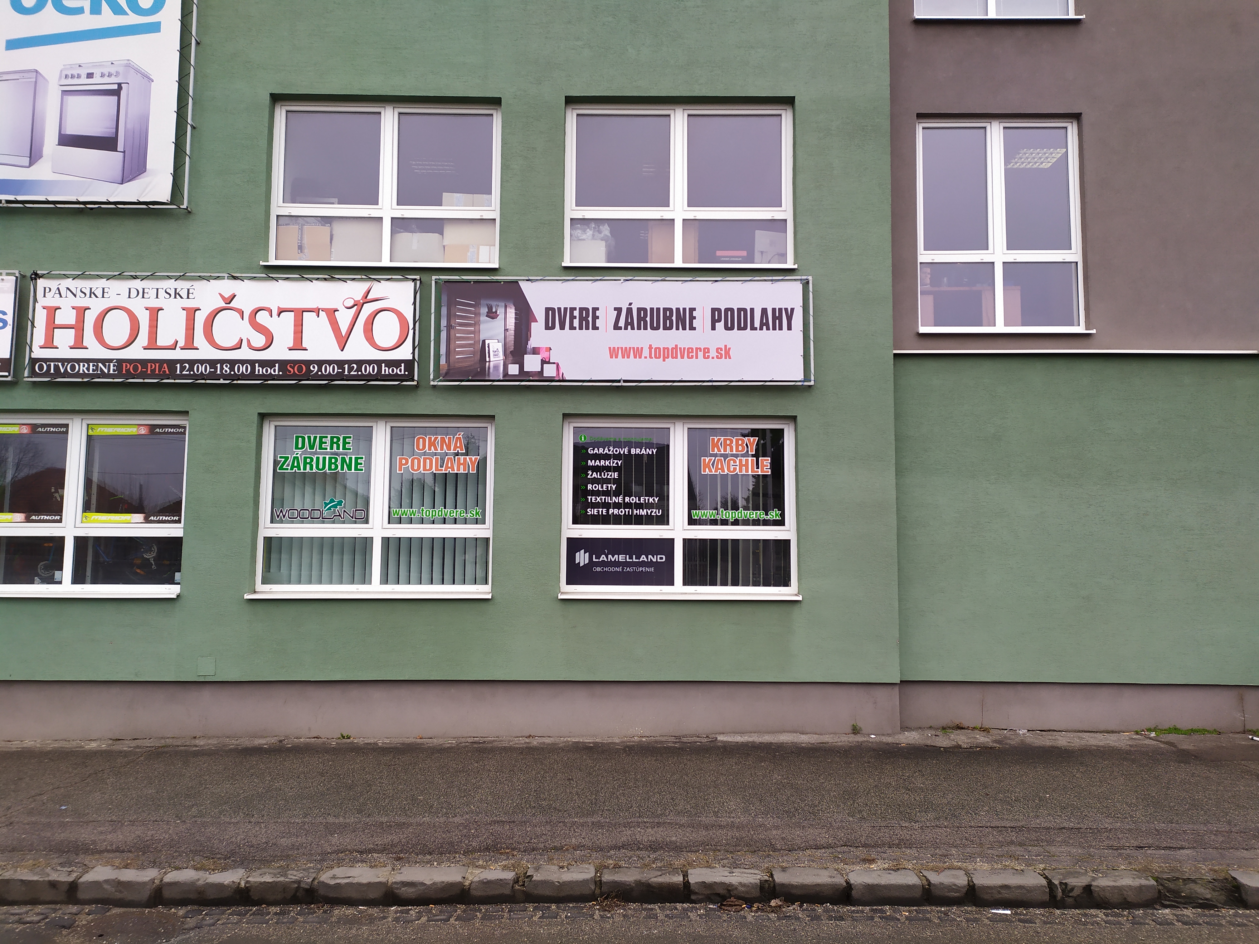 Predajňa dverí, laminátových, vinylových, kompozitných, korkových podláh a tieniacej techniky v Topoľčanoch.
