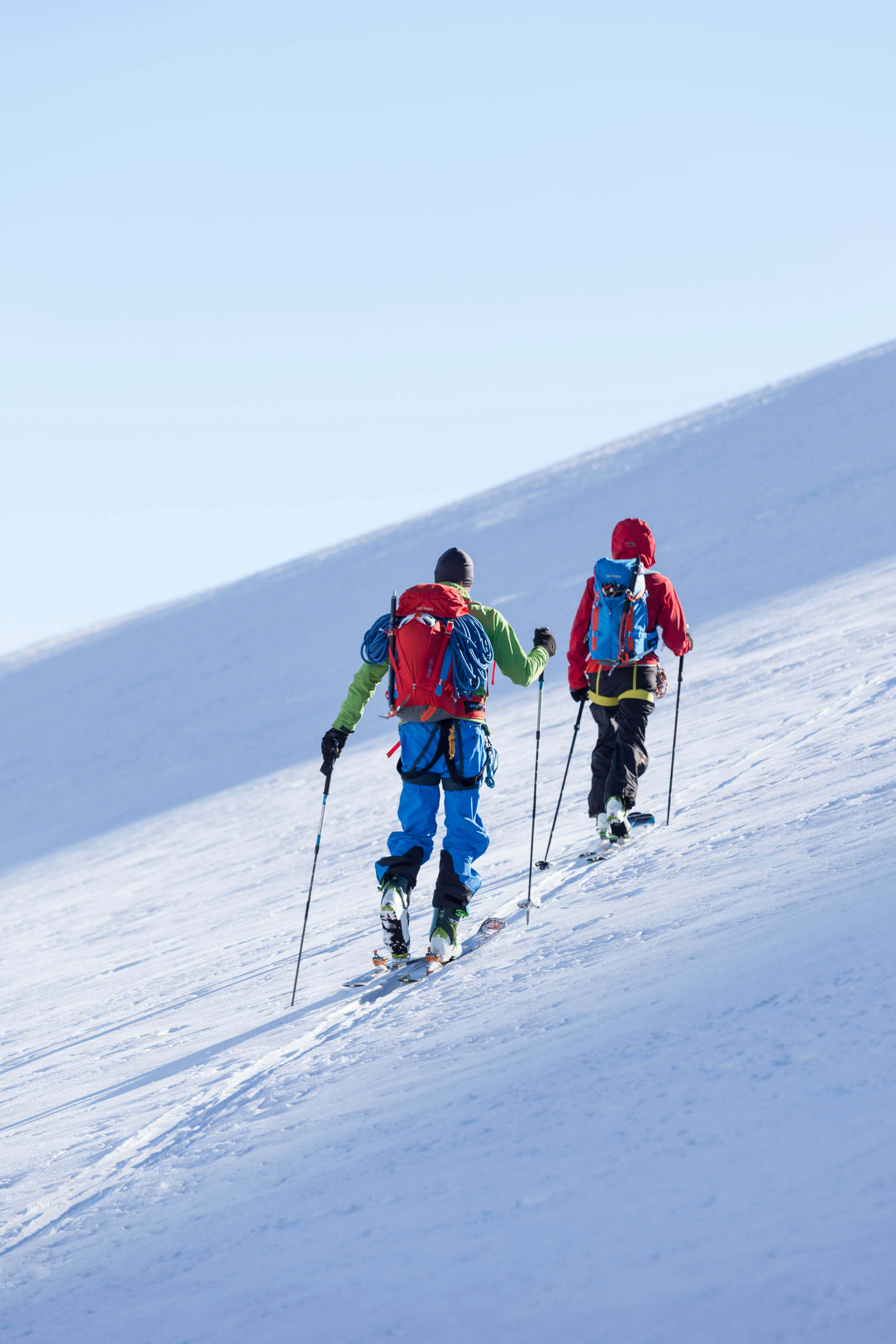 Dvaja skialpinisti na ceste hore