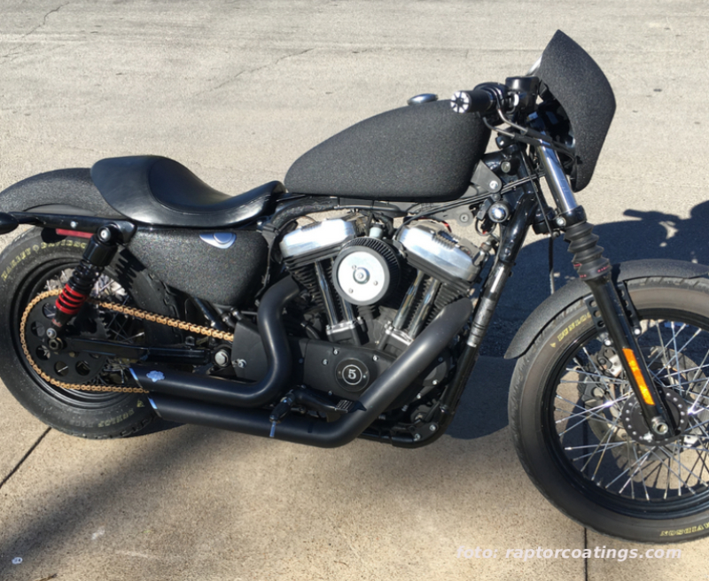 Motorka s nátěrem od RAPTOR.